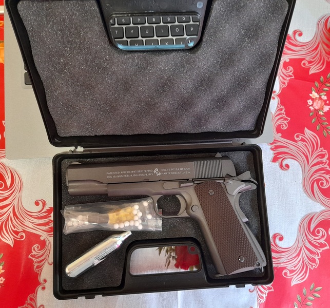 A real photo din Cutie mica transport pistol CyberGun by Emanuel (1)