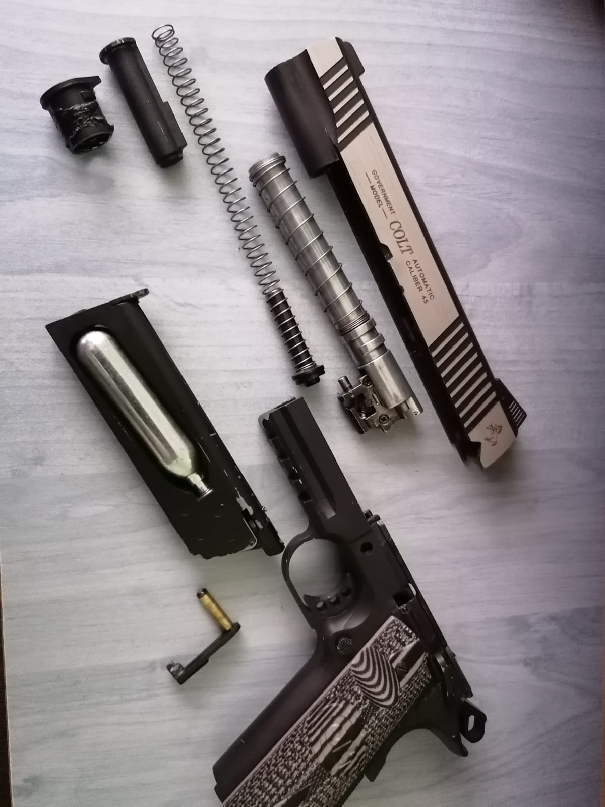 A real photo din Replica Colt M1911 Rail Gun Silver CO2 Cybergun by Jonh J. Rambo (3)