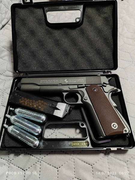 A real photo din CyberGun Colt M1911 full metal CO2 by CornelT (1)